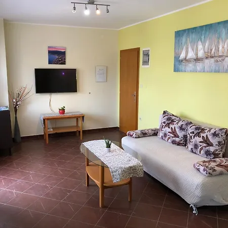 Goldie Apartment